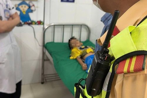 CSGT Nghệ An kịp thời hỗ trợ cháu bé tím tái, co giật đi cấp cứu