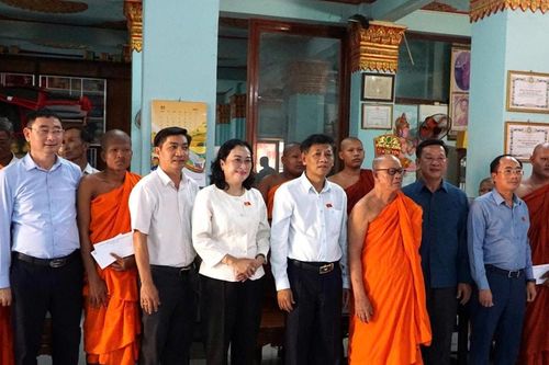 Chủ tịch Hội đồng Dân tộc Lâm Văn Mẫn thăm, chúc Tết Chôl Chnăm Thmây đồng bào Khmer tại Cà Mau