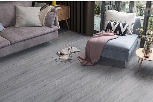 Chọn thảm hay sàn nhựa giả gỗ để tối ưu chi phí và độ bền?