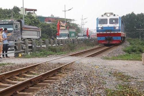 Hà Nội quyết tâm xóa bỏ lối đi tự mở qua đường sắt, bảo đảm ATGT