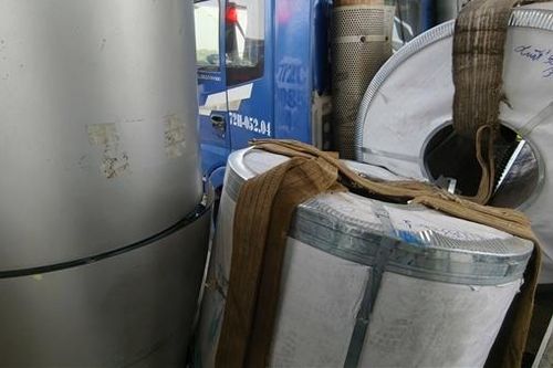 Thắng gấp, 3 cuộn thép đứt xích lăn đè cabin xe đầu kéo