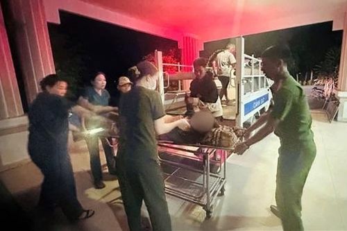 Công an xã kịp thời đưa người phụ nữ bị co giật đi cấp cứu