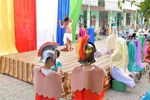 Đừng biến trẻ thành 'đạo cụ' của 'đức tin'…