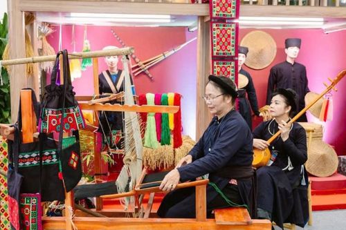 Từ những 'bàn tay vàng' giữ lửa nghề truyền thống đến 'sức hút' điểm chạm du lịch Non nước Cao Bằng