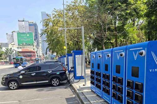 V-Green và Vikki Bank hợp tác mở rộng hạ tầng trạm sạc và tủ đổi pin