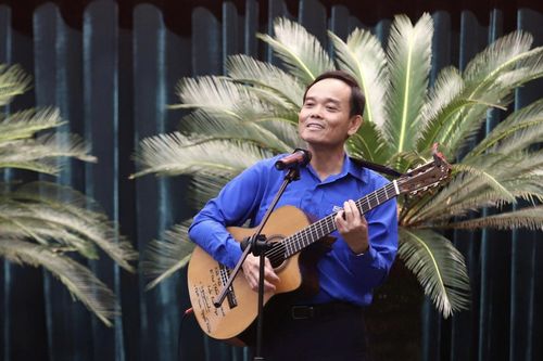 Bí thư Thành ủy TP.HCM Trần Lưu Quang ôm đàn, hát tặng thanh niên