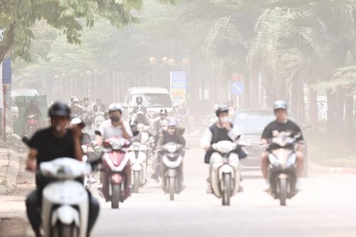 Xe tải chạy ngày đêm, cuốn bụi phủ trắng con phố ở Hà Nội