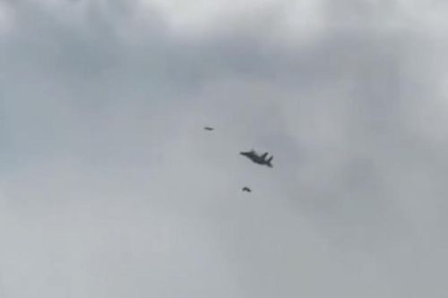 Cận cảnh tiêm kích F-15 truy đuổi UAV Shahed của Iran như phim hành động