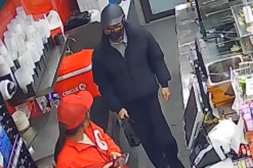 Dí dao dọa nhân viên cửa hàng Circle K, cướp tiền lúc rạng sáng