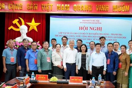 Phường Sơn Tây và đoàn cán bộ Thủ đô Viêng Chăn trao đổi kinh nghiệm