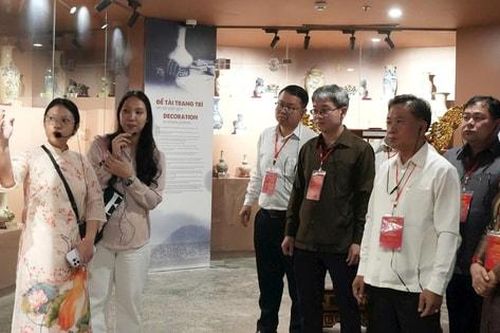 Xã Bát Tràng chia sẻ kinh nghiệm kiểm tra, giám sát với đoàn công tác Viêng Chăn