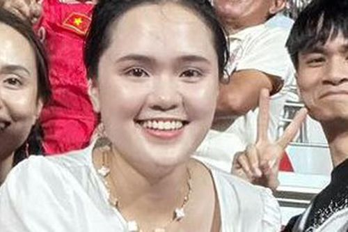 Bà xã Duy Mạnh gây chú ý khi đeo dây chuyền 300 triệu đồng đi cổ vũ chồng