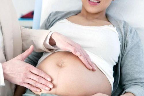 Sinh con sau 35 tuổi: Bác sĩ chỉ rõ những rủi ro cần biết và độ tuổi 'vàng' để sinh con