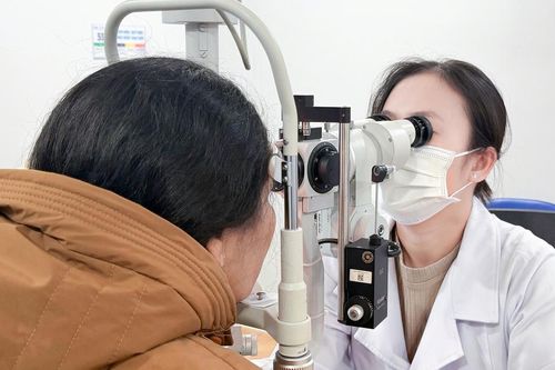 Hi hữu: Người phụ nữ 61 tuổi ở Lâm Đồng bị ong kẹt trong mắt hơn 24 giờ
