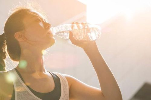 Uống nước tưởng vô hại nhưng sai cách lại 'hại ngược' cơ thể: 4 thói quen nhiều người đang mắc phải