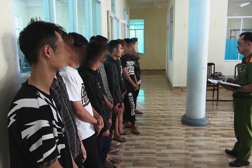 Nhóm thanh niên mang dao tự chế, vỏ chai 'hỗn chiến' ở quán hủ tiếu