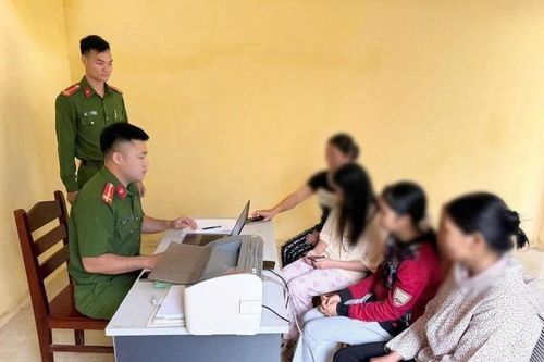 Ngăn chặn 2 thiếu nữ vùng cao bỏ nhà đi tìm 'việc nhẹ lương cao'