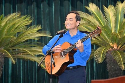 Video Bí thư Thành ủy TPHCM Trần Lưu Quang ôm đàn hát tặng thanh niên
