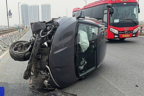 Ô tô 'toác đầu' trên cầu Nhật Tân do tài xế buồn ngủ
