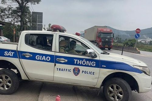 CSGT mở đường đưa bé co giật, tím tái đi cấp cứu kịp thời