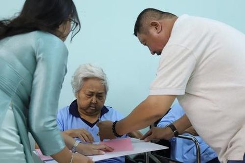 Những người âm thầm đặc biệt trong hành trình chăm sóc người cao tuổi