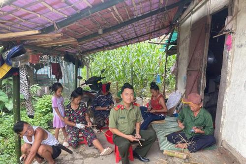 Cán bộ công an 'vót' nghị lực sống nơi xóm thận