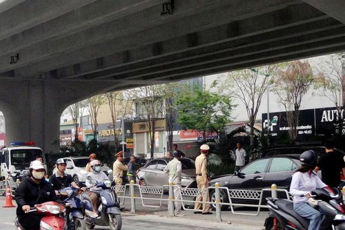 Ô tô húc văng dải phân cách trên đường Phạm Văn Đồng