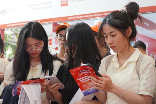 Sinh viên tiếp cận 3.000 cơ hội việc làm tại Job Fair Thăng Long