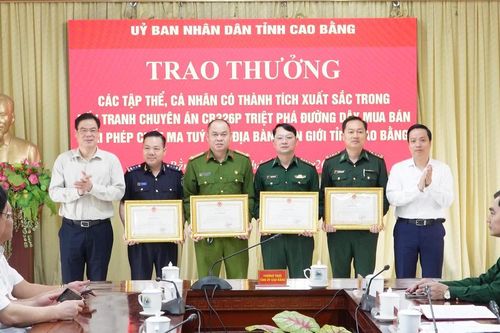 Cao Bằng: Trao thưởng tập thể, cá nhân có thành tích triệt phá đường dây mua bán trái phép ma túy