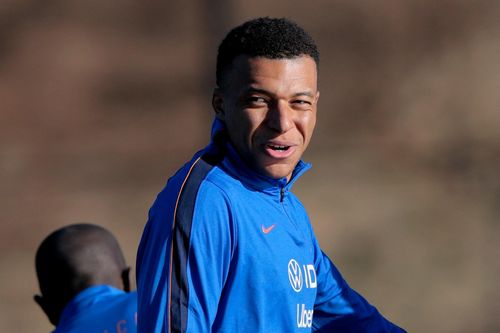 Mbappe: 'Họ gọi tôi là khỉ sau cú sút hỏng'