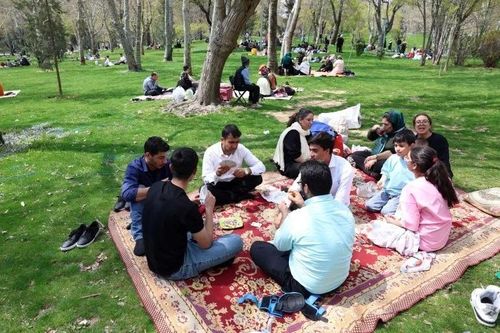 Ông Trump dọa đưa về 'thời đồ đá', người Iran vẫn đi dã ngoại ngày lễ