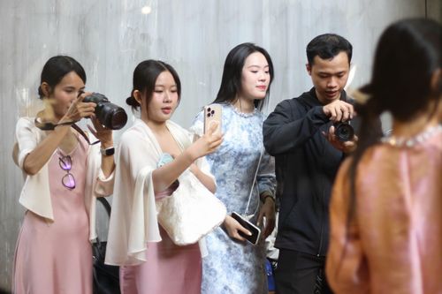 'Đây là nơi uống cà phê, không phải chỗ trình diễn thời trang'
