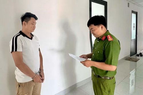 Nhân viên ngân hàng 'tiện tay' rút 2 tỷ của khách