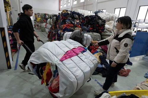 Máy AI phân loại quần áo nhanh hơn con người, thúc đẩy tái chế dệt may tại Trung Quốc