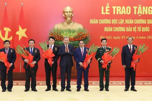 Tổng Bí thư Tô Lâm trao Huân chương Quân công tặng các đồng chí lãnh đạo Đảng, Nhà nước