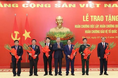 Tổng Bí thư Tô Lâm trao Huân chương Quân công tặng các đồng chí lãnh đạo Đảng, Nhà nước