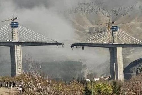 Hơn 100 người thương vong trong vụ cầu dân sự Iran trúng không kích