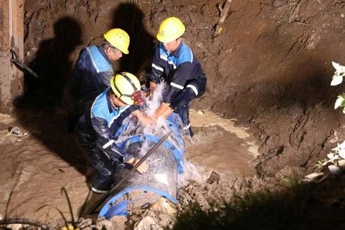 Nước yếu vì khắc phục sự cố bể đường ống ở phường Bình Phú, Thành phố Hồ Chí Minh