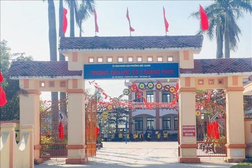 Giáo viên tố cáo hiệu trưởng nhận tiền chạy hợp đồng