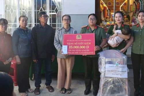 Nhận đỡ đầu con gái của cán bộ công an xã Diên Lâm hy sinh khi làm nhiệm vụ