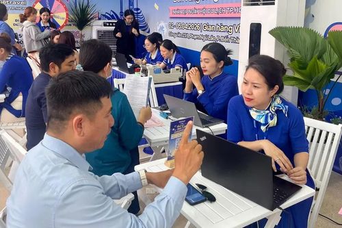 Nhộn nhịp săn tour mùa cao điểm du lịch