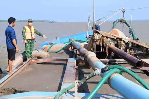 Bắt giữ 3 tàu chở cát không rõ nguồn gốc ở Đồng Tháp