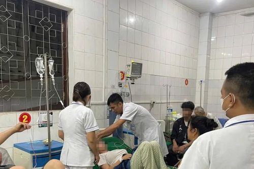 Nghi do ăn rau rừng lạ, 3 người nhập viện cấp cứu