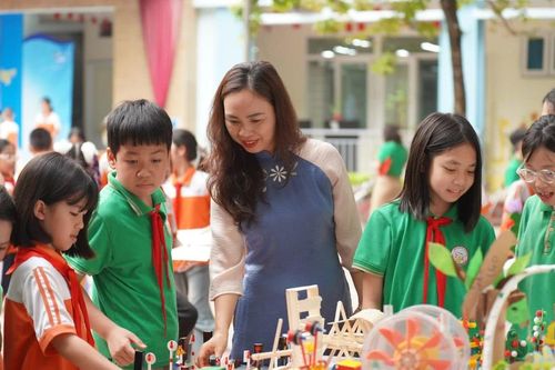 Học sinh được trải nghiệm công nghệ để thêm yêu khoa học