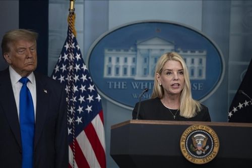 Tổng thống Trump thông báo cách chức Bộ trưởng Tư pháp vì lý do này