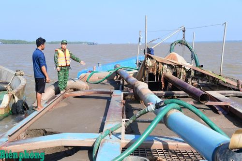 Liên tiếp phát hiện 3 phương tiện vận chuyển cát không rõ nguồn gốc