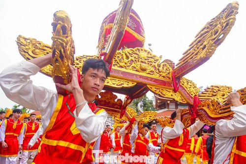 Gần 100 trai tráng thực hiện nghi thức rước 'kiệu bay'