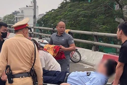 Hà Nội: Vệt dầu loang dài 50m khiến nhiều người đi đường trượt ngã