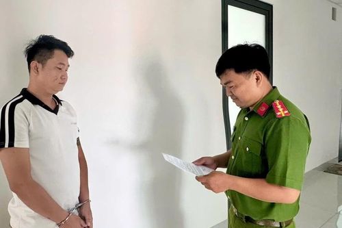 Được nhờ làm thủ tục vay, nhân viên ngân hàng 'tiện tay' rút ruột 2 tỉ đồng của khách