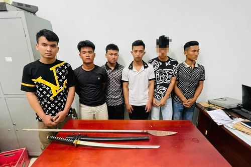Nhóm đối tượng mang hung khí phục kích, chặn chém người chạy xe nẹt pô